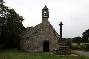 chapelle et croix de la Trinité à Le Vieux-Marché